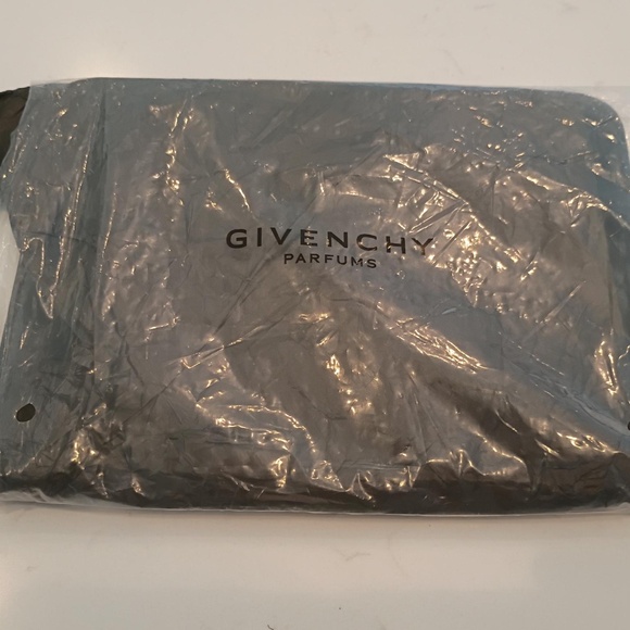 💋 Givenchy *NEW patent leather clutch - Picture 2 of 7